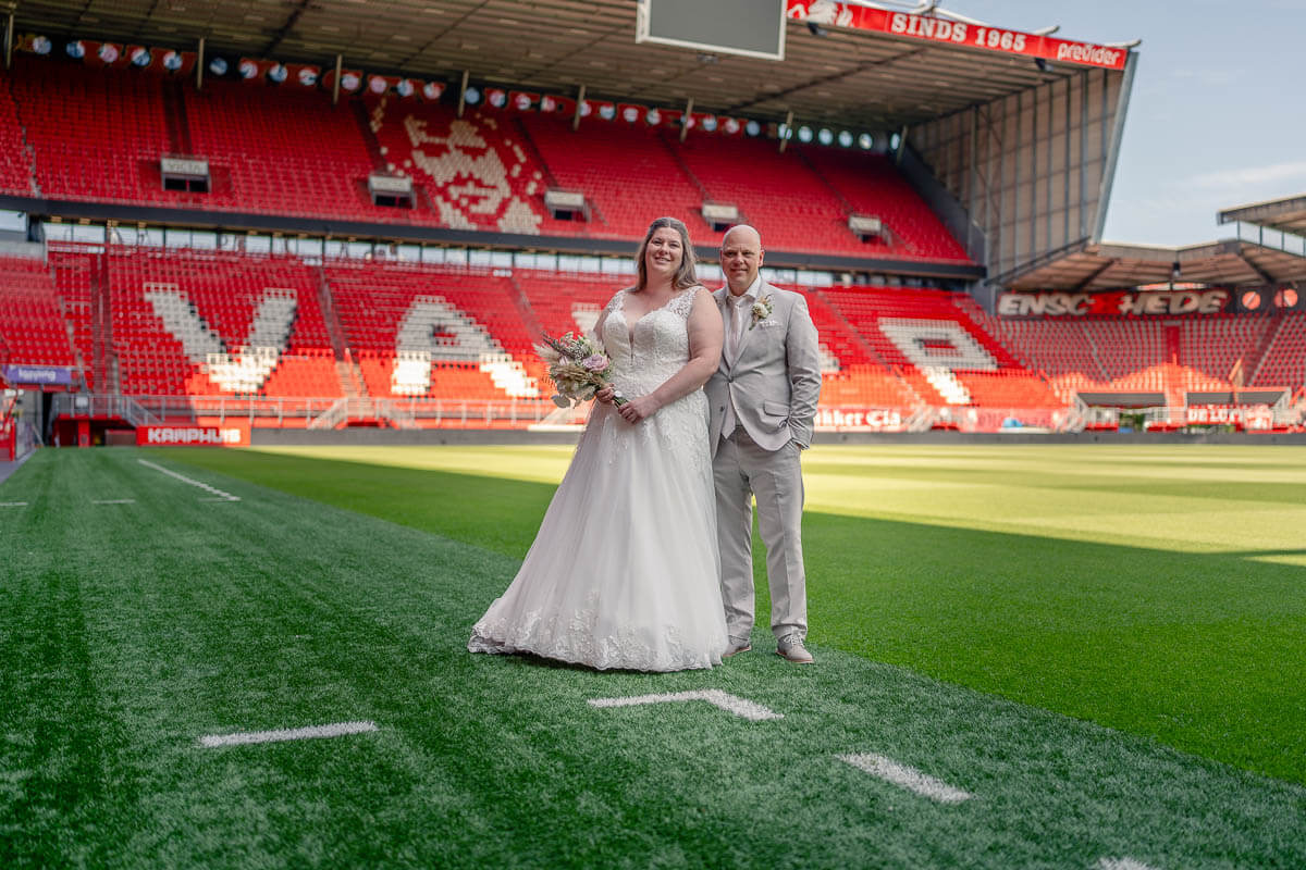Trouwfotografie in het FC Twente stadion door trouwfotograaf uit Enschede