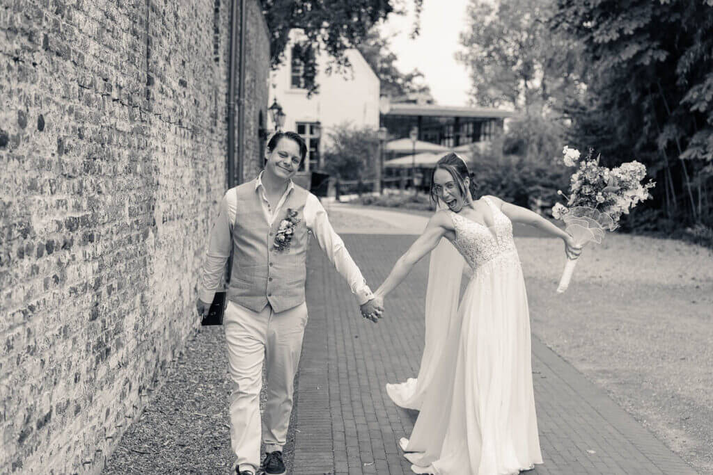 Spontane trouwfoto na de ceremonie bij kasteel daelenbroeck genomen door trouwfotogaaf uit enschede