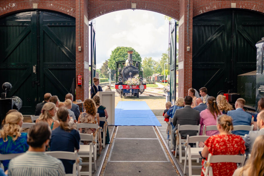 Overzichtsfoto van de trouw ceremonie bij de MBS in Boekelo.
