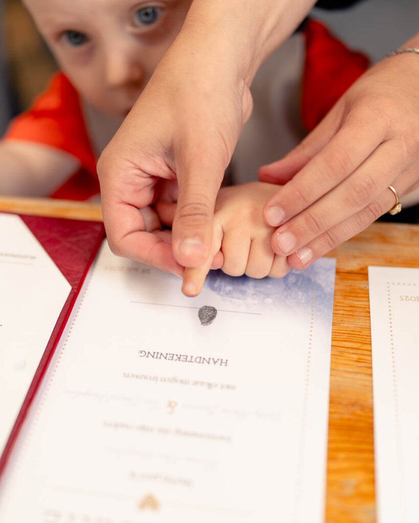 De kinderacte wordt getekend tijdens de trouwcerenonie bij de MBS in Boekelo