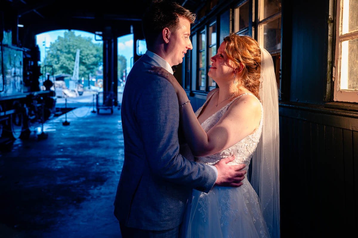 Trouwfoto bij de MBS met creatief gebruik van flitslicht door trouwfotograaf uit Enschede