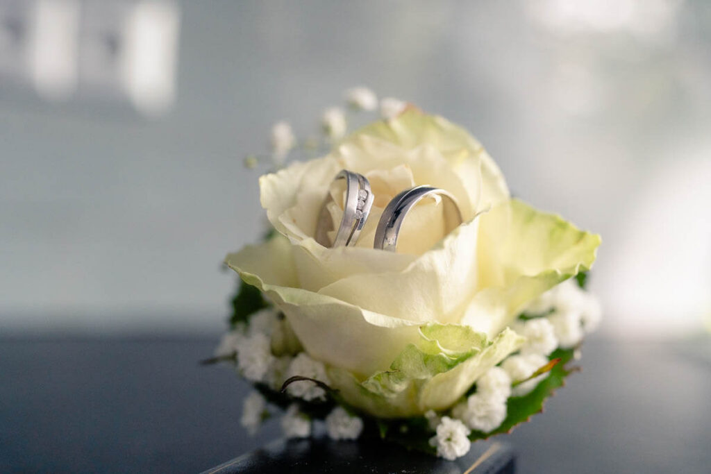 close up van de trouwringen in trouwcorsage