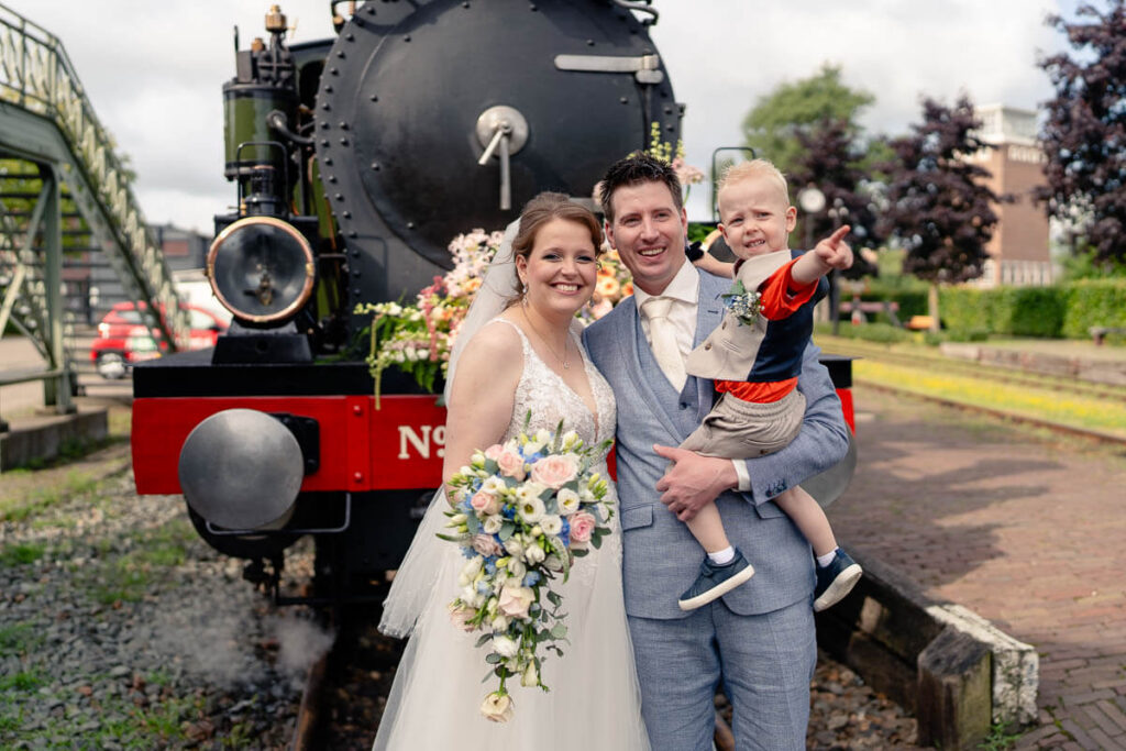 koppel poserend voor stoomtrein MBS Haaksbergen.