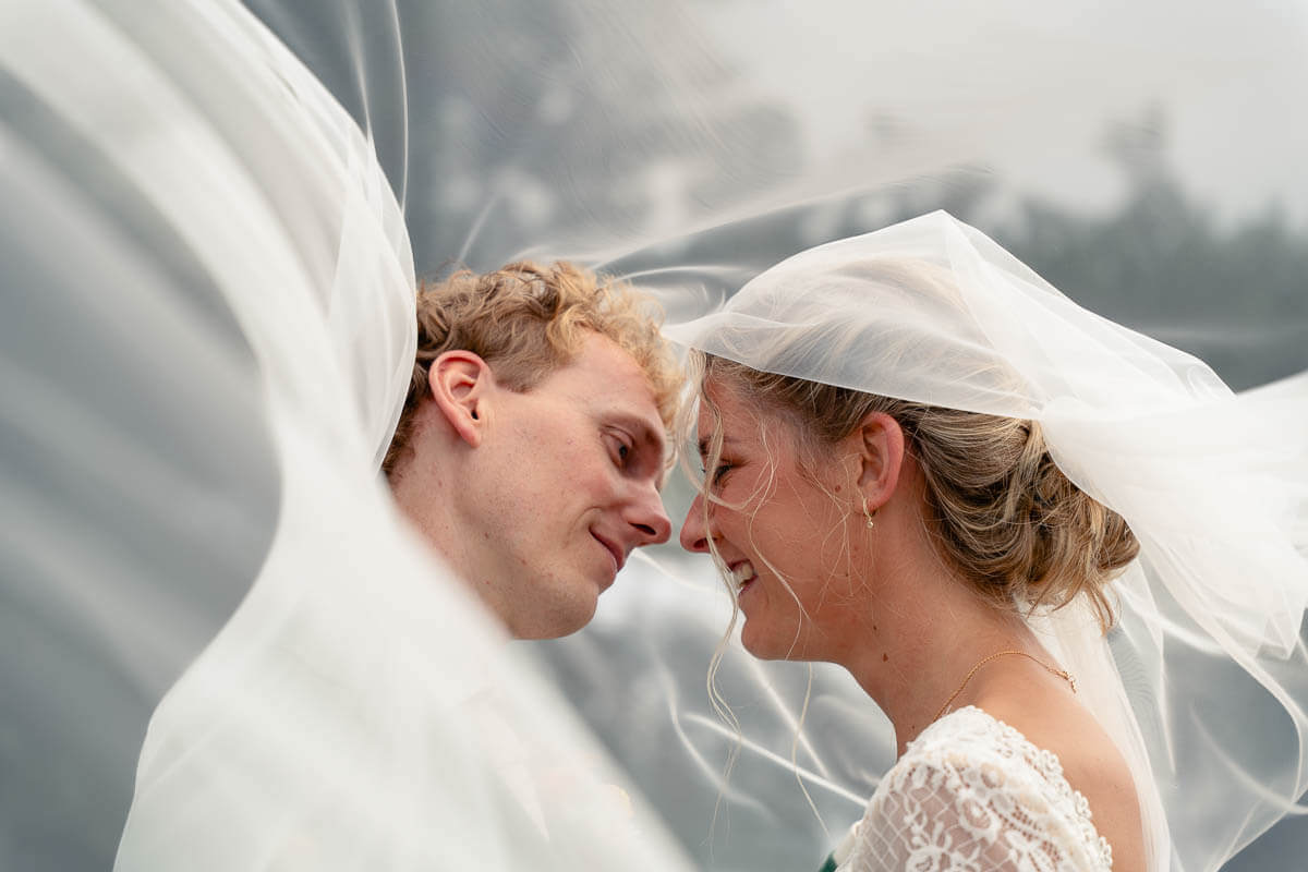 romantische trouwfoto onder de sluier gemaakt door trouwfotograaf uit enschede