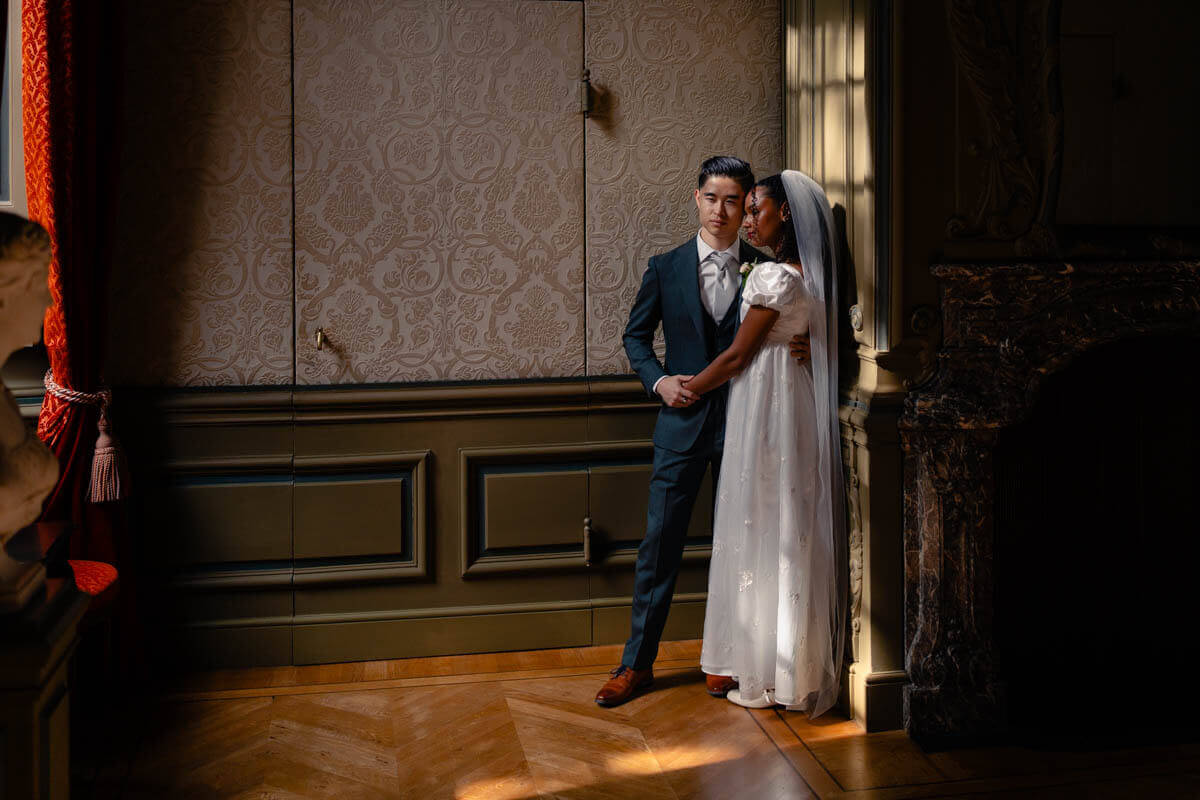 Trouwfoto van koppel op het gemeentehuis Den Haag door trouwfotograaf uit Enschede