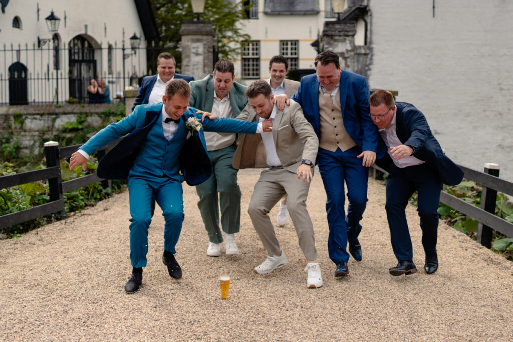 de heren rennen voor een biertje op de bruiloft bij slot doddendeal in ewijk