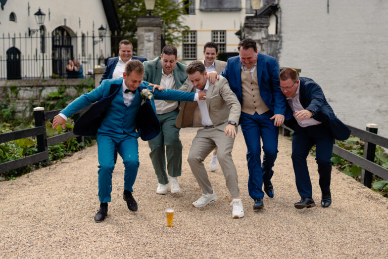de heren rennen voor een biertje op de bruiloft bij slot doddendeal in ewijk