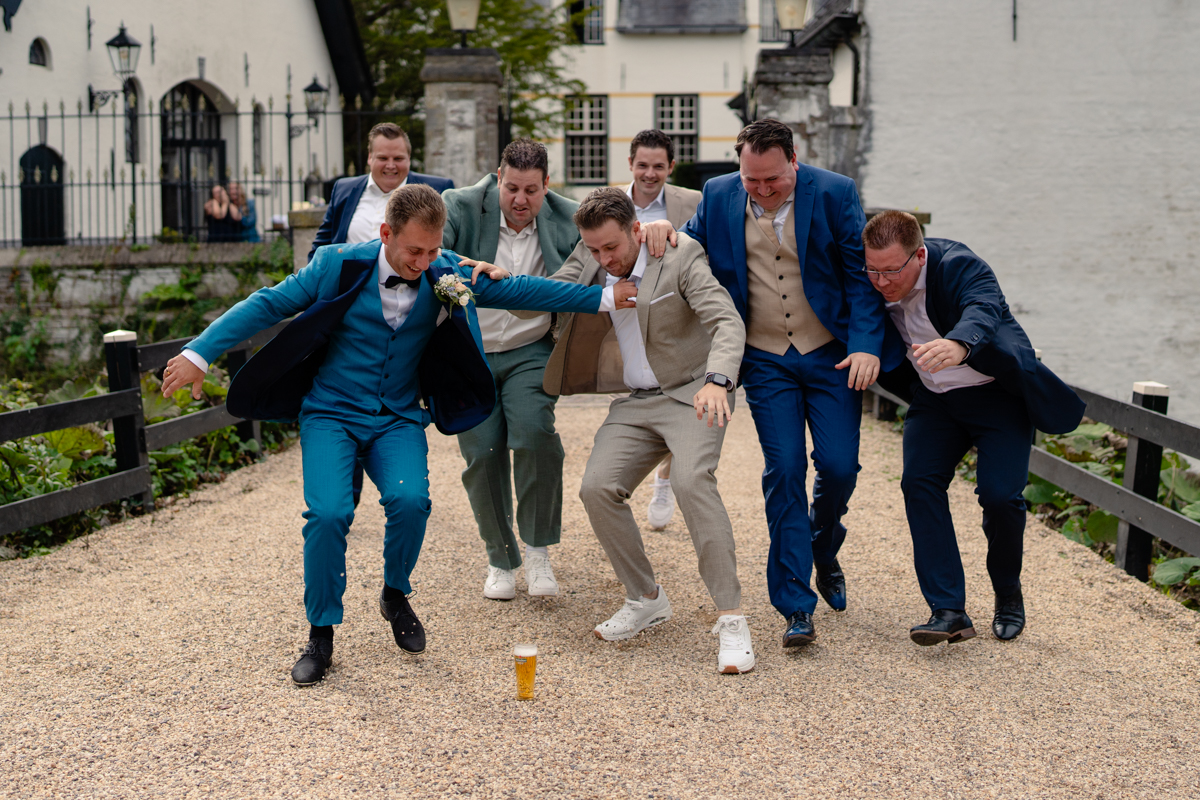 de heren rennen voor een biertje op de bruiloft bij slot doddendeal in ewijk