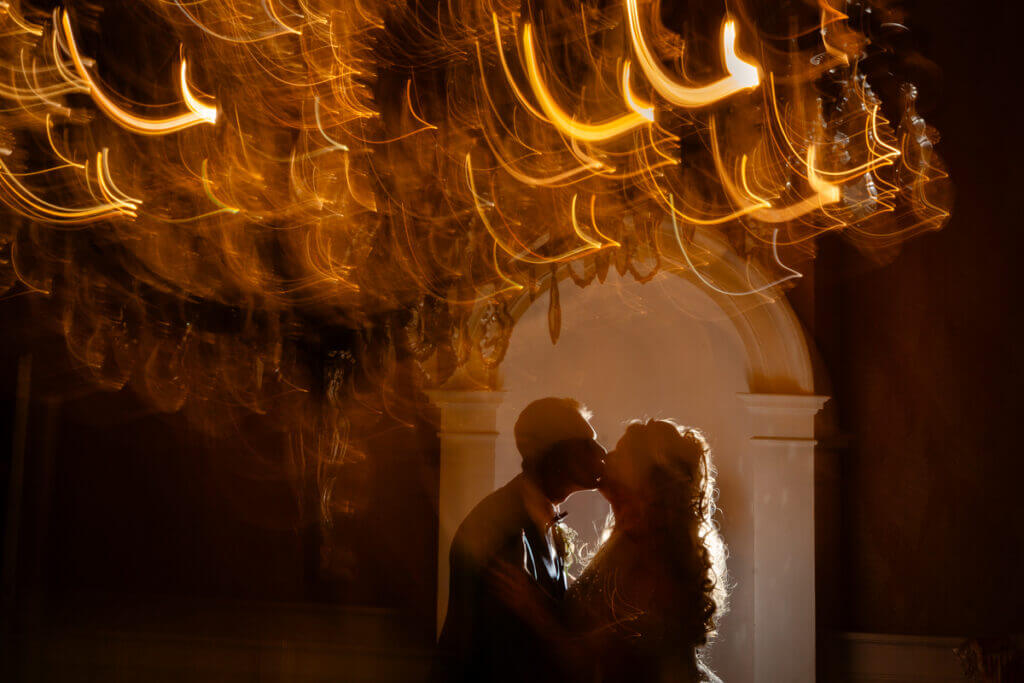 Magische creatieve trouwfoto met gebruik van flitslicht bij slot Doddendael door trouwfotograaf uit Enschede