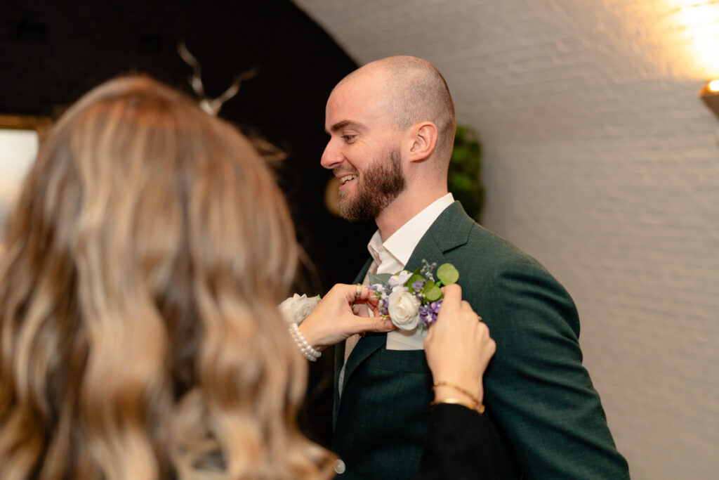Trouwen bij Fier in Bussum: De corsage wordt opgedaan door de ceremoniemeester.