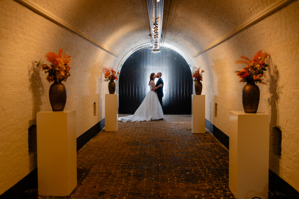 Trouwen bij Fier in Bussum creatieve trouw foto met flits