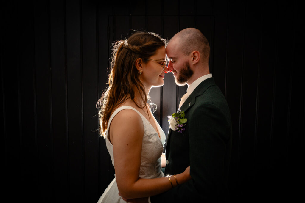 Trouwen bij Fier in Bussum creatieve trouwfoto met flits