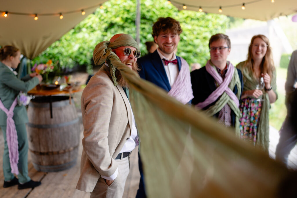 spontane foto van bruidgasten die zichzelf versierd hebben