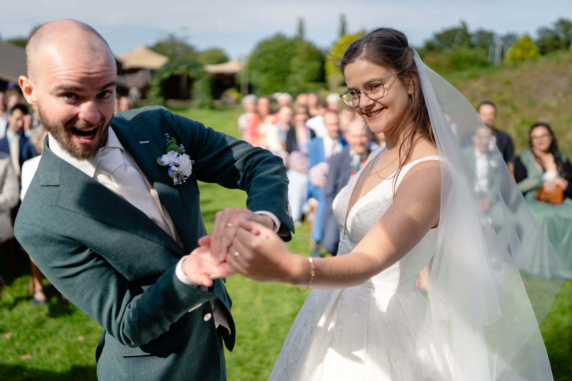 koppel dat blij de ringen laat zien, trouwfotograaf enschede