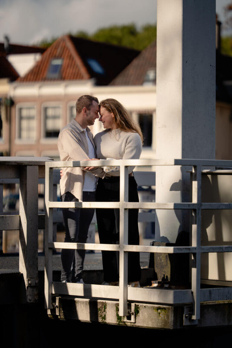 koppel verliefd op een brug tijdens een loveshoot in zwolle