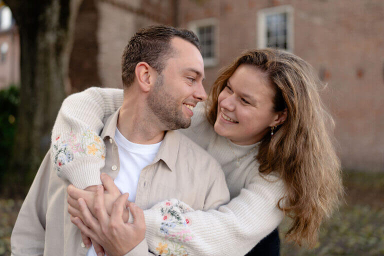 koppel dat lief naar elkaar kijkt tijdens een loveshoot in enschede