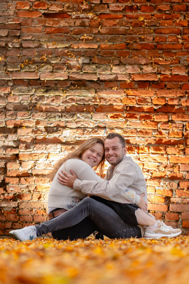 Lief lachend koppel tijdens een loveshoot in Zwolle door deze fotograaf uit Enschede
