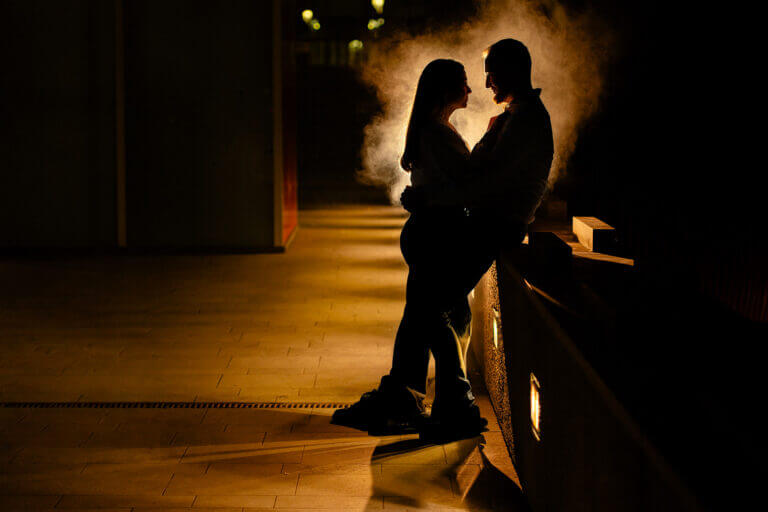 Creatieve foto met gebruik van flitslicht en rookmachine tijdens koppelshoot loveshoot bij het intercity hotel Enschede