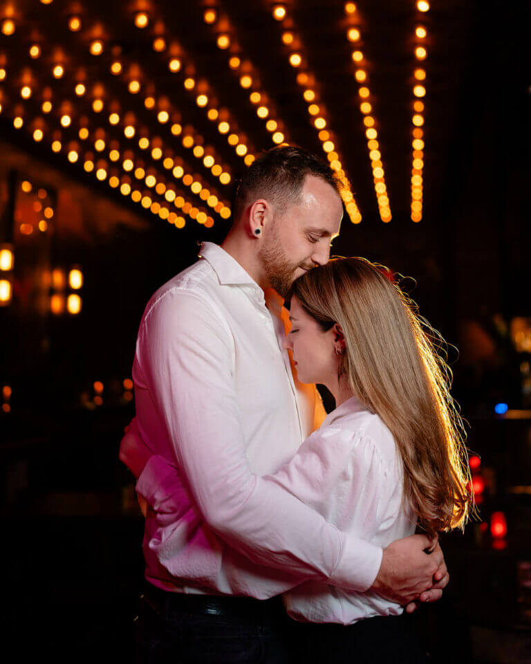 loveshoot in de avond bij metropool in enschede.