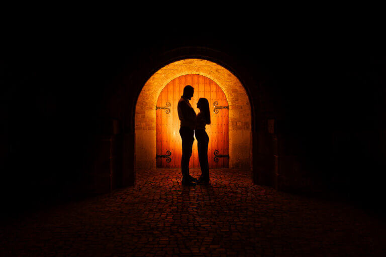 loveshoot in de avond in Enschede bij de jakobuskerk