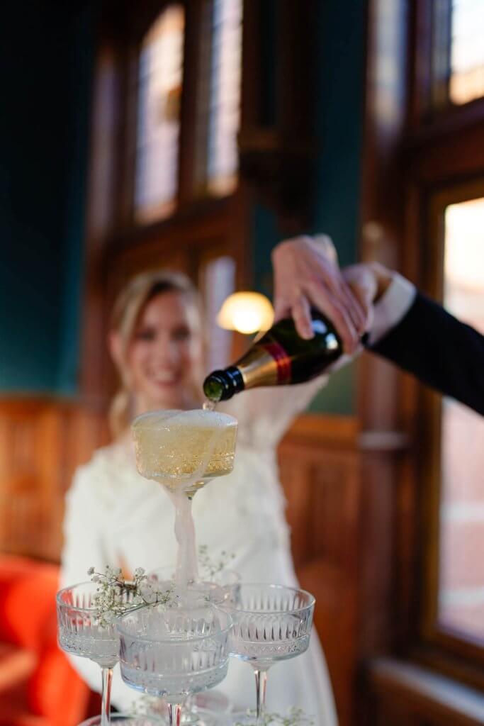champagne in de toren gieten tijdens bruiloft bij cafe staatsman in zwolle