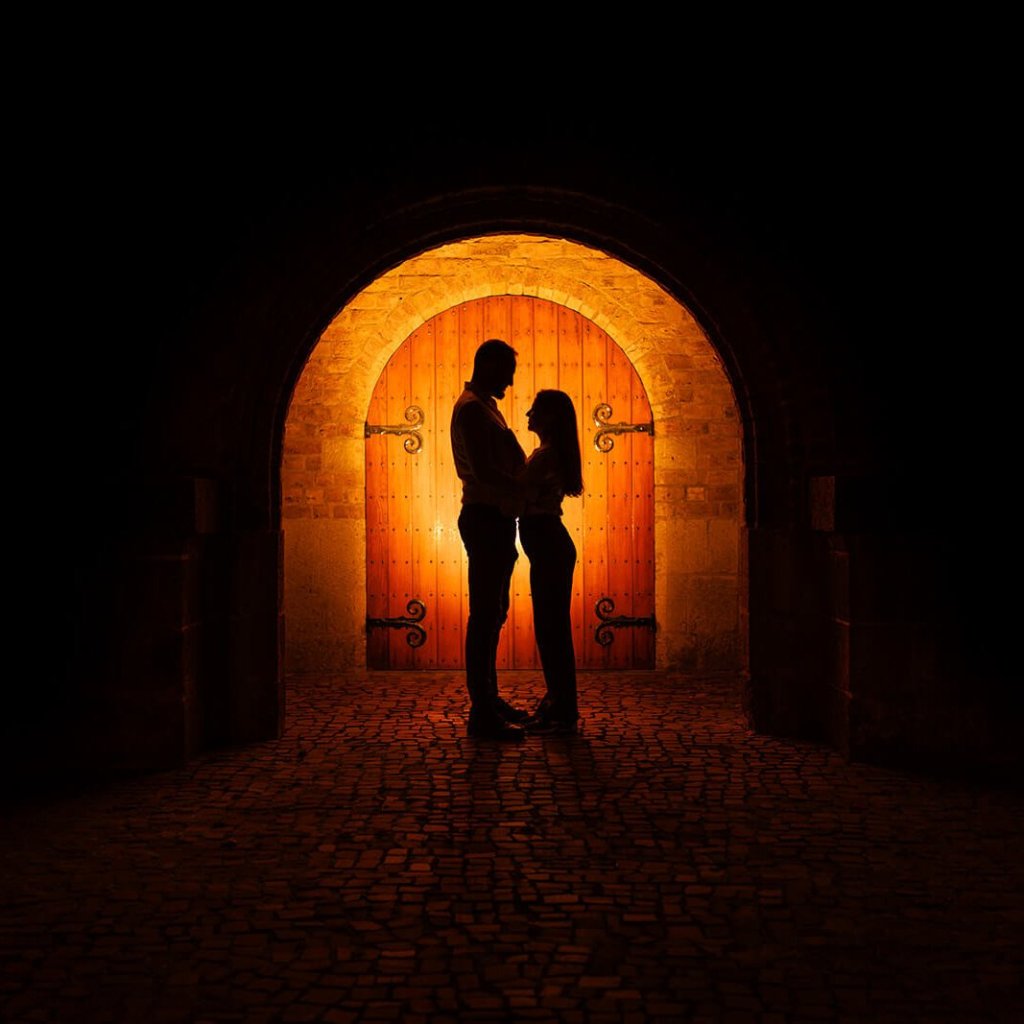 loveshoot in de avond in Enschede bij de jakobuskerk